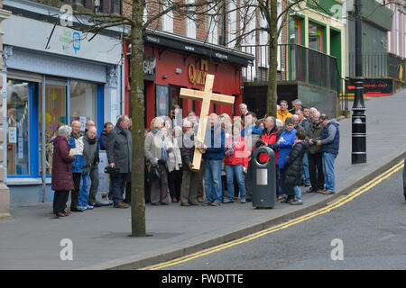 Croix oecuménique chrétienne annuelle du témoin procession le Vendredi Saint à Londonderry, en Irlande du Nord. Banque D'Images