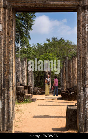 Sri Lanka, Polonnaruwa, Quadrangle, Atadage, visites chez les piliers et de Bouddha de l'ancienne dent sacrée building Banque D'Images