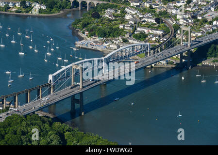 Une vue aérienne de la Tamar et Royal Albert ponts reliant Saltash et Plymouth, Cornwall Banque D'Images