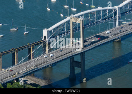 Une vue aérienne de la Tamar et Royal Albert ponts reliant Saltash et Plymouth, Cornwall Banque D'Images