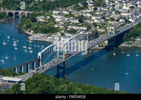 Une vue aérienne de la Tamar et Royal Albert ponts reliant Saltash et Plymouth, Cornwall Banque D'Images