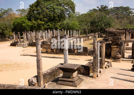 Sri Lanka, Polonnaruwa, Quadrangle, vestiges antiques et piliers de pierre Banque D'Images