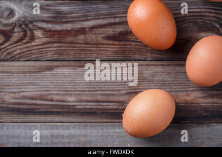 Les oeufs bruns sur une table en bois rustique Banque D'Images