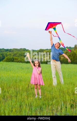 Papa jouant avec sa fille. Banque D'Images