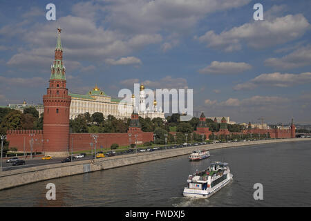 Les murs du Kremlin, le grand palais et cathédrales vu sur la Moskova, Moscou, Russie. Banque D'Images