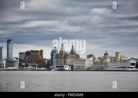 L'ouest de Liverpool Merseyside flotteur liverpool birkenhead docks skyline avec le foie la façade sur la rivière Mersey c Banque D'Images