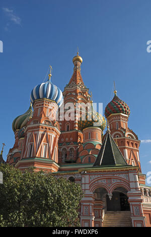 Flèches et dômes de la cathédrale St Basile, la place Rouge, Moscou, Russie. Banque D'Images