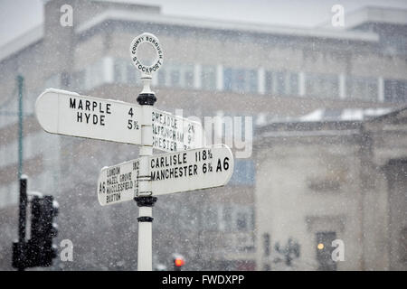 Stockport exprimés en signe de route GO UK Grande-bretagne British United Kingdom Europe Europe de l'ouest de l'île de l'UE européenne Angleterre Anglais isle Banque D'Images