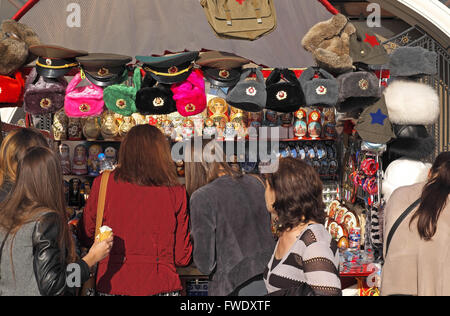 Les filles à un souvenir stalle, Manezhaya Place, le centre de Moscou, Russie. Banque D'Images