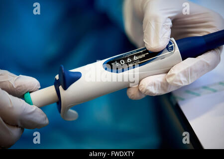 La distribution des échantillons liquides Pipettes de laboratoire laboratoire de tests d'essais en laboratoire l'analyse du sérum de patients analysés bloods Banque D'Images