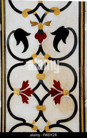 Détail d'un inlay et la sculpture de l'intérieur du Taj Mahal. Banque D'Images