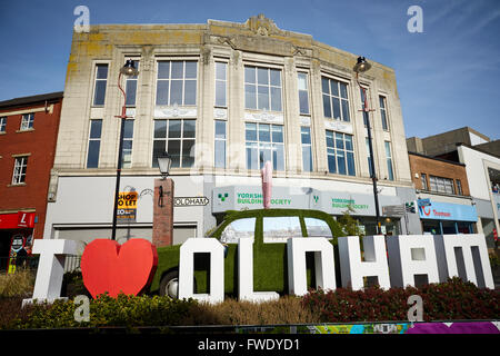 Centre-ville d'Oldham Oxford Street architecture Tudor noir blanc je love heart oldham luv signer les lettres big Banque D'Images