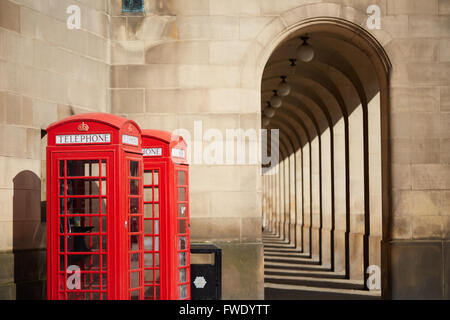 Espace ouvert de Manchester Town Hall arches dans l'extension St Peters Square chaussée piétonne zone piétonne pavée de travail homme Banque D'Images