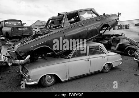 Vieille voiture voitures empilées à ferrailles Grande-bretagne 1975 Banque D'Images