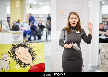 Manchester Central Library lancer une vaste campagne de ville lecture 'Lire' de Manchester avec des élèves de la Plymouth Grove l'école primaire. Banque D'Images