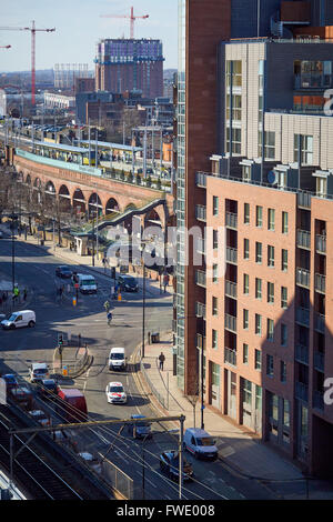 Appartements hacienda skyline de Manchester et de Deansgate Locks avec la station de métro de la scène occupé au-dessus de bureau développement spa Banque D'Images