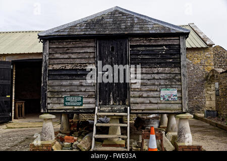 Staddle stones appuyer grain store en milieu rural Banque D'Images