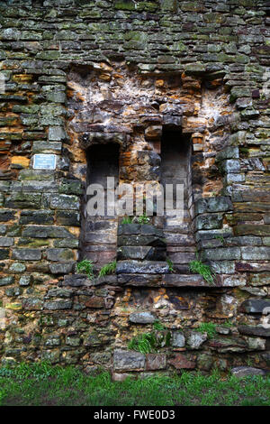 Détail de garderobe chutes / latrines dans mur de château de Tonbridge, Kent, Angleterre Banque D'Images