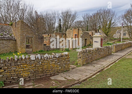 Maisons délabrées dans Tyneham village Banque D'Images