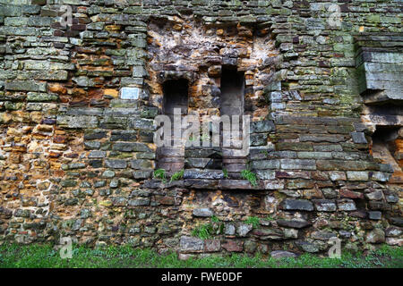 Détail de garderobe chutes / latrines dans mur de château de Tonbridge, Kent, Angleterre Banque D'Images