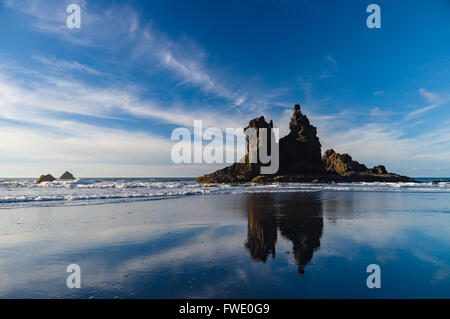 Rochers sur la côte de Benijo beach ou Playa de Benijo, île de Ténérife, Espagne Banque D'Images