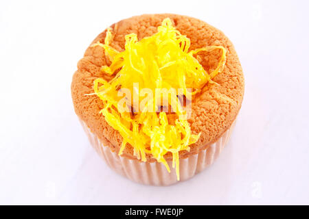 Cupcake de mousseline de snack et 2 pièces sur fond blanc papier coupe Banque D'Images