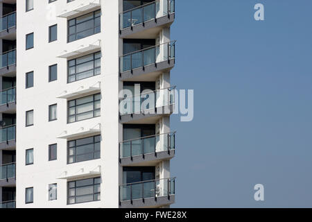 Résidence moderne contre un ciel bleu Banque D'Images