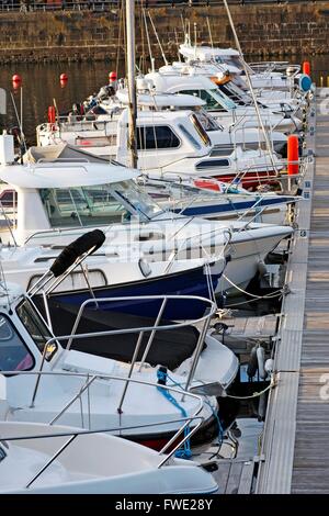 Bateaux et yachts amarrés dans le port de plaisance de Swansea Banque D'Images