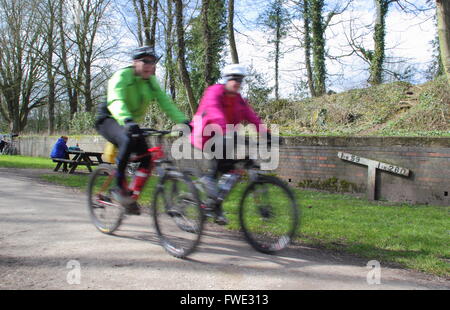 Cyclistes sur la piste de Tissington à la recherche d'un indicateur de pente sur cette ancienne ligne ferroviaire mis à pied et à vélo, allée cavalière, UK Banque D'Images