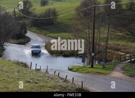 Un véhicule 4x4 conduit par Ford Tissington près du village de Tissington dans le Peak District, Derbyshire, Angleterre Royaume-uni National Banque D'Images