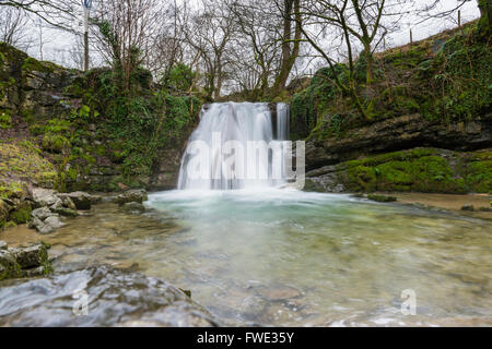 Janets Foss chute près de malham Cove, dans le Yorkshire, England UK Banque D'Images