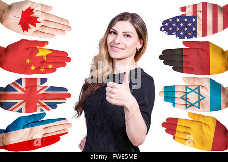 Femme et beaucoup de mains avec différents drapeaux Banque D'Images