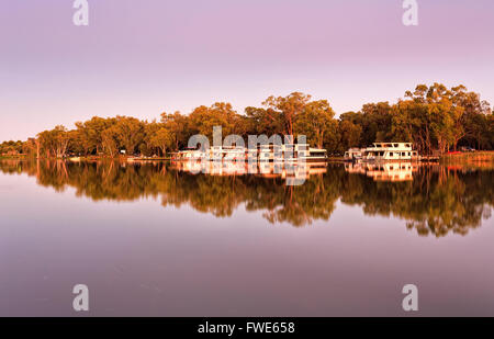 Reflet miroir de maisons et arbres au bord de la rivière Murray river water front près de la ville de Mildura sur une frontière entre Victoria et NS Banque D'Images