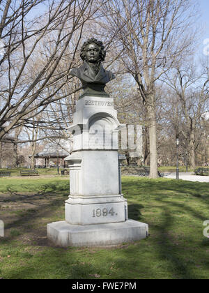 Le buste en bronze du célèbre compositeur allemand Ludwig van Beethoven (1770-1827) a été créée par le sculpteur germano-américain Henry Baerer (1837-1908). En 1894 dédié au Concert de Prospect Park Grove, la statue est l'un des sept dans les environs immédiats qui : Wolfgang Amadeus Mozart, Karl Maria Von Weber, Edward Grieg, Washington Irving, Abraham Lincoln, et Thomas Moore. Banque D'Images