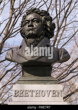 Le buste en bronze du célèbre compositeur allemand Ludwig van Beethoven (1770-1827) a été créée par le sculpteur germano-américain Henry Baerer (1837-1908). En 1894 dédié au Concert de Prospect Park Grove, la statue est l'un des sept dans les environs immédiats qui : Wolfgang Amadeus Mozart, Karl Maria Von Weber, Edward Grieg, Washington Irving, Abraham Lincoln, et Thomas Moore. Banque D'Images
