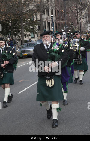 Cornemuse du FDNY dans le défilé annuel en irlandais de Park Slope, Brooklyn, New York. Banque D'Images