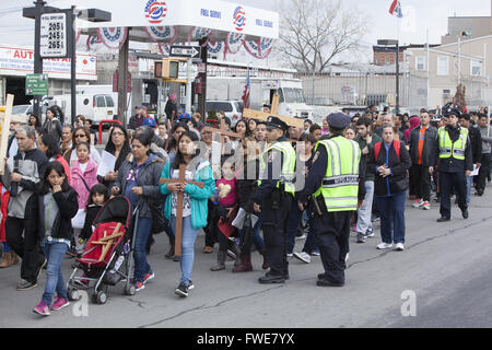 Les stations de la Croix procession en anglais, espagnol et polonais le vendredi saint serpente à travers différents quartiers de Brooklyn, NYC Banque D'Images