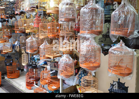 Les cages à oiseaux et de l'équipement, marché aux oiseaux, Kowloon, Hong Kong, Chine Banque D'Images