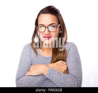 Femme d'affaires avec des lunettes à pleurer comme une petite fille sur fond blanc Banque D'Images