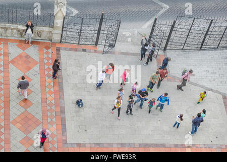 QUITO, EQUATEUR, octobre - 2015 - Vue de dessus d'un groupe d'à l'entrée de la Basilique de San Juan situé au cen historique Banque D'Images