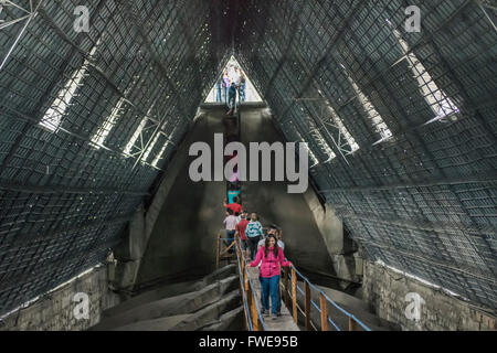 QUITO, EQUATEUR, octobre - 2015 - Groupe d'marcher et monter les escaliers à l'intérieur de la Basilique de San Juan qui est l'église Banque D'Images