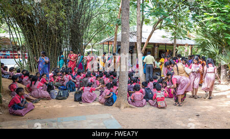 Les écoliers à Auroville, une ville située dans le district Viluppuram expérimental dans l'Etat du Tamil Nadu Banque D'Images