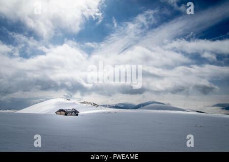 Berger saisonnier d'abri. Les montagnes des Carpates, en Roumanie. Bergerie dans les montagnes en hiver. Banque D'Images