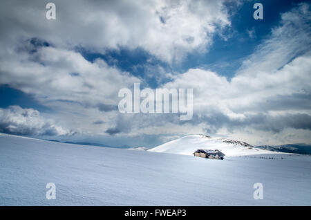 Berger saisonnier d'abri. Les montagnes des Carpates, en Roumanie. Bergerie dans les montagnes en hiver. Banque D'Images