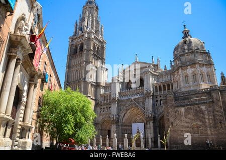 Catedral de Toledo. Avec sa tour élancée et merveilleux de l'architecture gothique, la cathédrale de Tolède est l'une des plus importantes Ch Banque D'Images