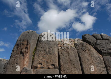 Ruines au Pérou avec ciel bleu et nuages Banque D'Images