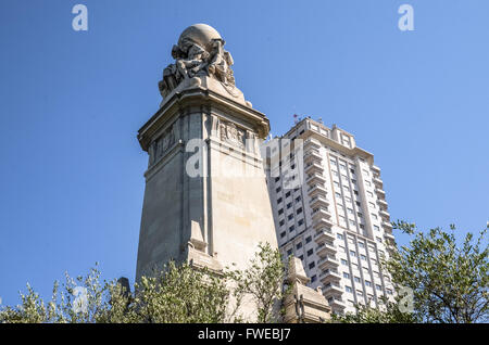 Le Cervantes monument. Plaza de España est une grande place, et destination touristique populaire, situé dans le centre de Madrid, Espagne, un Banque D'Images