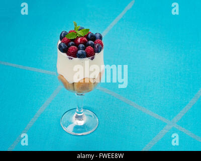 Tiramisu à la Forest fruits biscuits, graines de vanille mascarpone et de baies dans un grand verre. Banque D'Images