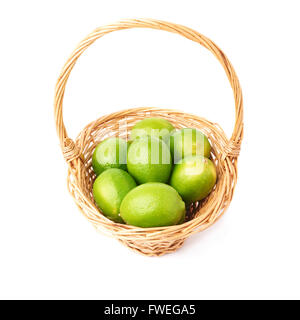 Panier en osier plein de mûres multiples limes, isolé sur la composition fond blanc Banque D'Images