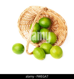 Panier en osier plein de mûres multiples limes, isolé sur la composition fond blanc Banque D'Images